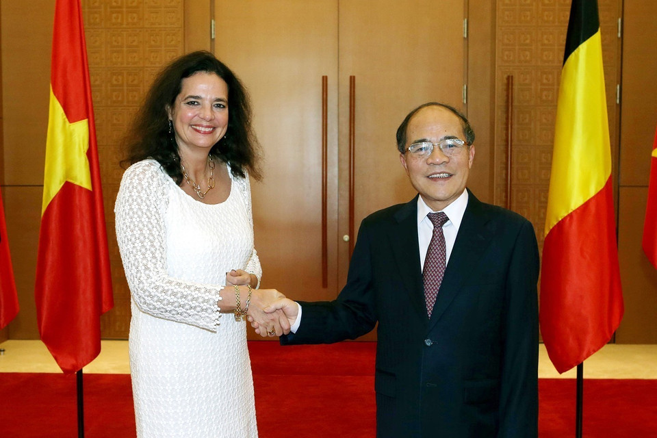 Chủ tịch Quốc hội Nguyễn Sinh Hùng đón và hội đàm với bà Christine Defraigne, Chủ tịch Thượng viện Vương quốc Bỉ thăm chính thức Việt Nam (Hà Nội, 3/11/2015). (Ảnh: Nhan Sáng/TTXVN)