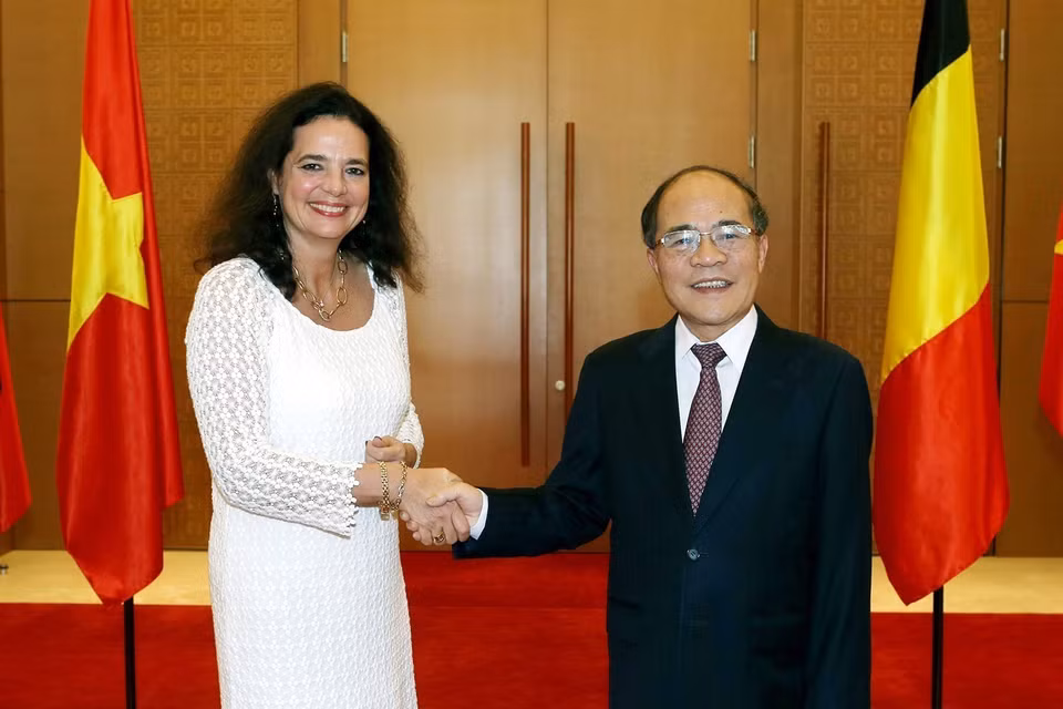 Chủ tịch Quốc hội Nguyễn Sinh Hùng đón và hội đàm với bà Christine Defraigne, Chủ tịch Thượng viện Vương quốc Bỉ thăm chính thức Việt Nam (Hà Nội, 3/11/2015). (Ảnh: Nhan Sáng/TTXVN)
