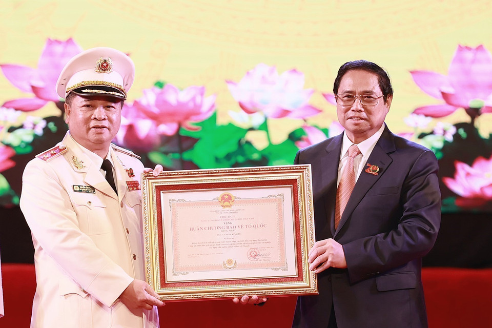 Thủ tướng Phạm Minh Chính trao Huân chương Bảo vệ Tổ quốc hạng Nhất cho lực lượng An ninh Kinh tế. (Ảnh: Dương Giang/TTXVN)