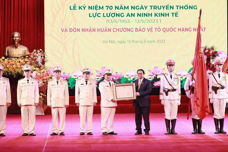 Thủ tướng Phạm Minh Chính trao Huân chương Bảo vệ Tổ quốc hạng Nhất cho lực lượng An ninh Kinh tế. (Ảnh: Dương Giang/TTXVN)