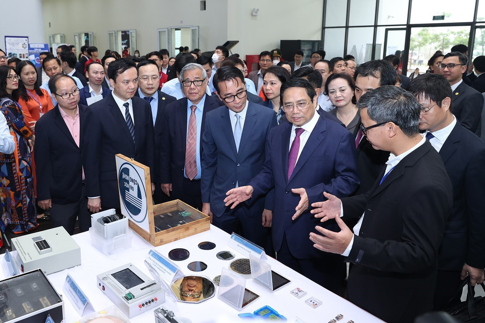 Người đứng đầu Chính phủ biểu dương Đại học Quốc gia Hà Nội luôn bám sát khẩu hiệu hành động "Đạt đỉnh cao dựa vào tri thức," phát huy mạnh mẽ Giá trị cốt lõi: Đổi mới sáng tạo - Trách nhiệm quốc gia - Phát triển bền vững" và có nhiều bước phát triển rất đáng ghi nhận trong thời gian qua. (Ảnh: Dương Giang/TTXVN)