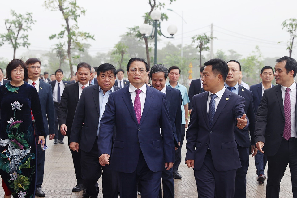 Thủ tướng Phạm Minh Chính đến thăm và làm việc với Đại học Quốc gia Hà Nội cơ sở Hòa Lạc. (Ảnh: Dương Giang/TTXVN)