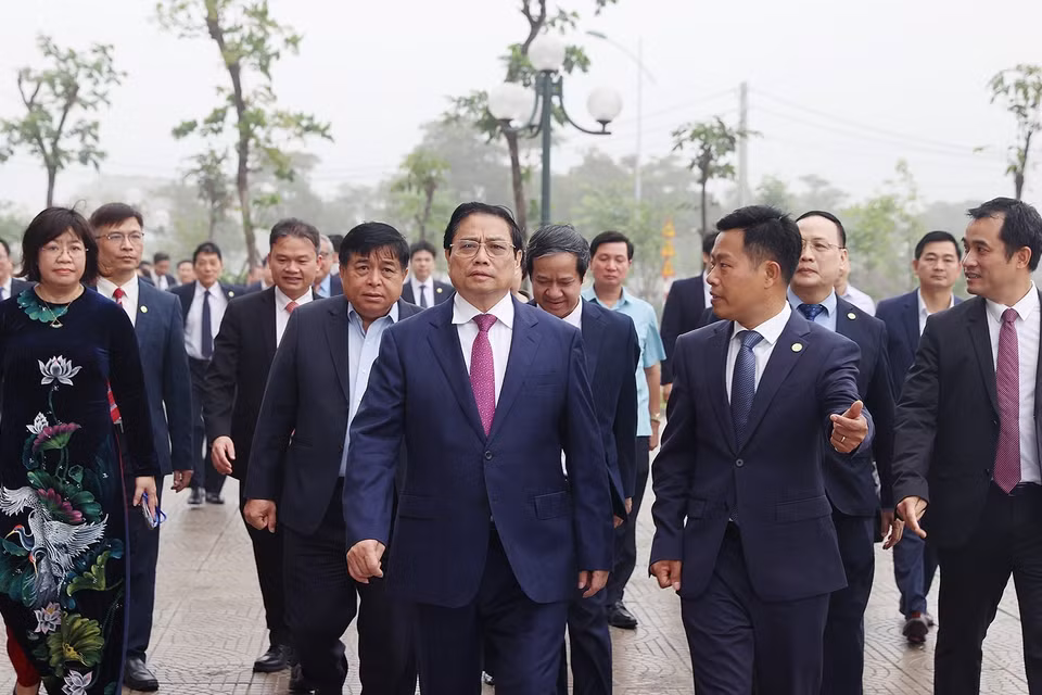 Thủ tướng Phạm Minh Chính đến thăm và làm việc với Đại học Quốc gia Hà Nội cơ sở Hòa Lạc. (Ảnh: Dương Giang/TTXVN)