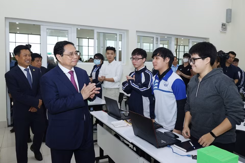  Nói chuyện với cán bộ, giảng viên, sinh viên Đại học Quốc gia Hà Nội, Thủ tướng nhấn mạnh Đại học có bề dày truyền thống lịch sử luôn gắn và đóng góp quan trọng trong sự nghiệp bảo vệ, xây dựng đất nước. (Ảnh: Dương Giang/TTXVN)