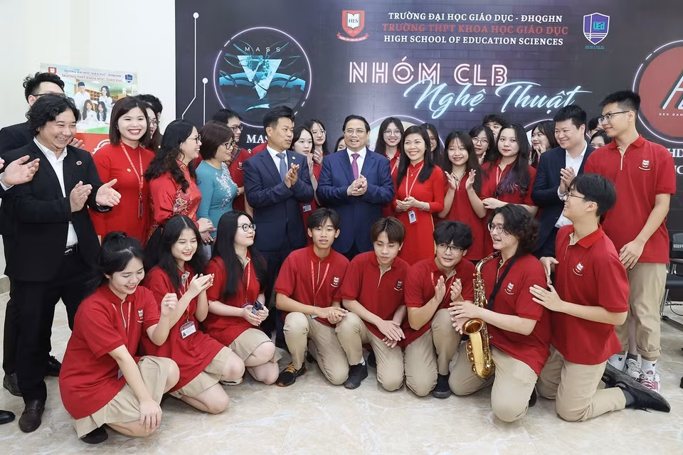 Thủ tướng Phạm Minh Chính mong muốn sinh viên Đại học Quốc gia Hà Nội, cùng với thế hệ sinh viên trên cả nước phải luôn chăm chỉ, cần cù, có ý thức học hỏi, tu dưỡng đạo đức, trau dồi, nắm chắc kiến thức, thành thạo chuyên môn, cập nhật thông tin, luôn có tinh thần khởi nghiệp, đổi mới sáng tạo, thực sự trở thành những công dân tốt, góp phần xây dựng đất nước ngày càng hùng cường, thịnh vượng, nhân dân ngày càng ấm no, hạnh phúc.(Ảnh: Dương Giang/TTXVN)