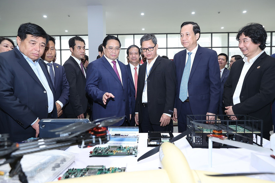 Thủ tướng Phạm Minh Chính tham quan trưng bày các sản phẩm nghiên cứu, chế tạo của Đại học Quốc gia Hà Nội cơ sở Hòa Lạc. (Ảnh: Dương Giang/TTXVN)