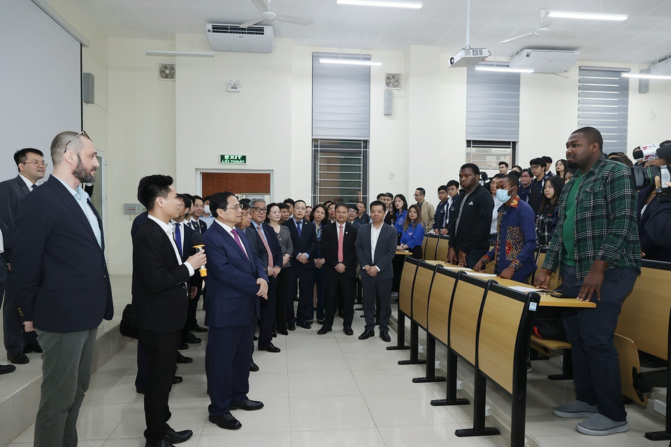 Sáng 14/4, Thủ tướng Phạm Minh Chính đến thăm và làm việc với Đại học Quốc gia Hà Nội và Trường Đại học FPT cơ sở Hòa Lạc (Thạch Thất, Hà Nội) về đào tạo và phát triển nguồn nhân lực chất lượng cao. (Ảnh: Dương Giang/TTXVN)