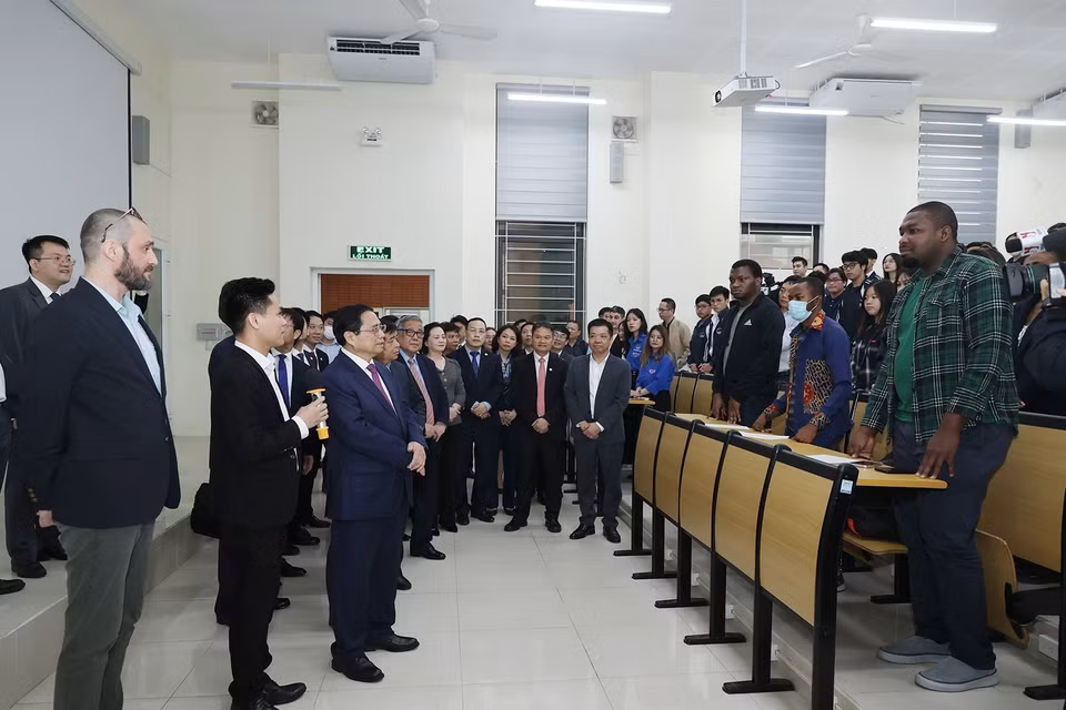 Sáng 14/4, Thủ tướng Phạm Minh Chính đến thăm và làm việc với Đại học Quốc gia Hà Nội và Trường Đại học FPT cơ sở Hòa Lạc (Thạch Thất, Hà Nội) về đào tạo và phát triển nguồn nhân lực chất lượng cao. (Ảnh: Dương Giang/TTXVN)