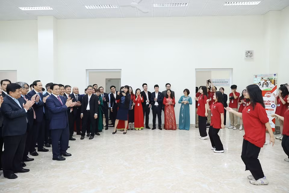 Thủ tướng Phạm Minh Chính tham dự một giờ học thể chất và năng khiếu của sinh viên Đại học Quốc gia Hà Nội. (Ảnh: Dương Giang/TTXVN)