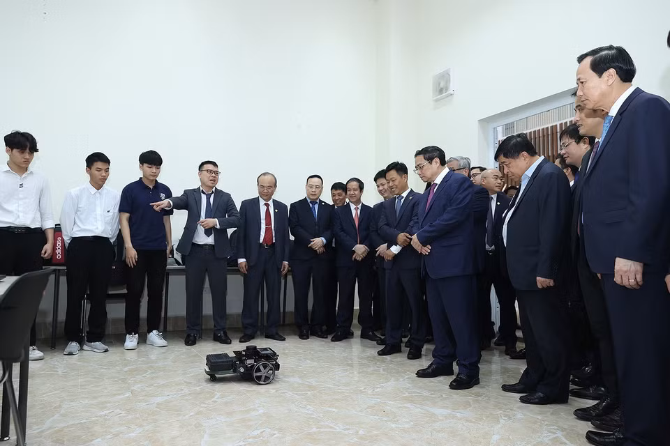 Thủ tướng Phạm Minh Chính xem các sản phẩm nghiên cứu, chế tạo của Đại học Quốc gia Hà Nội cơ sở Hòa Lạc. (Ảnh: Dương Giang/TTXVN)