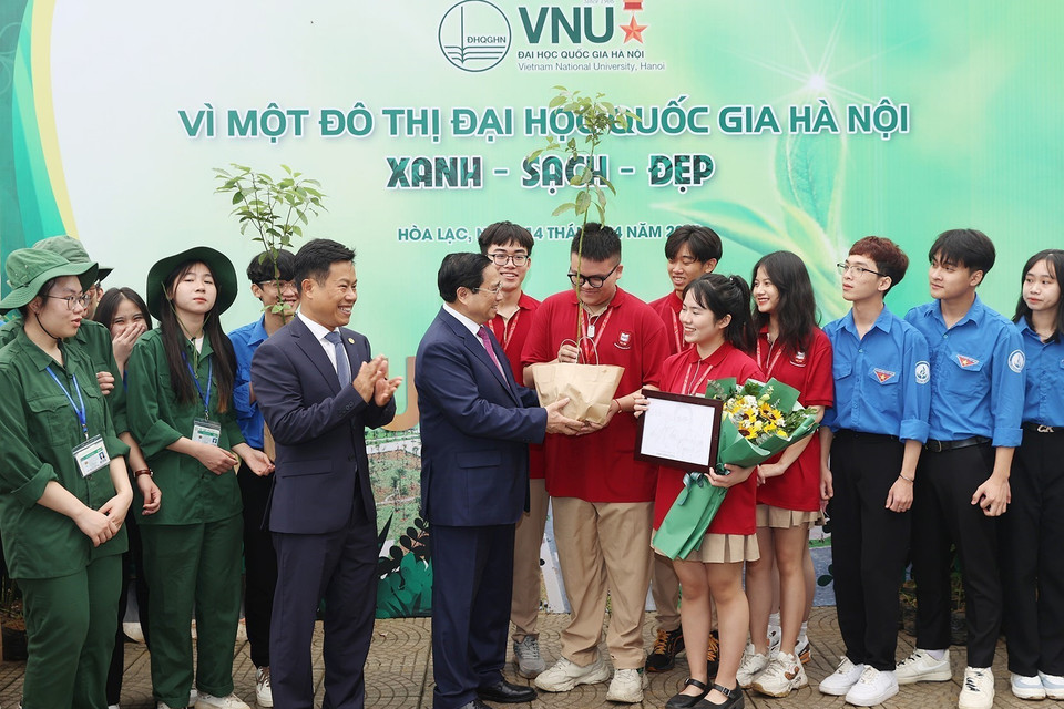 Thủ tướng Phạm Minh Chính tặng Đại học Quốc gia Hà Nội 5.000 cây xanh để trồng trong khuôn viên, với mong muốn Đại học Quốc gia Hà Nội có môi trường xanh, sạch, đẹp. (Ảnh: Dương Giang/TTXVN)