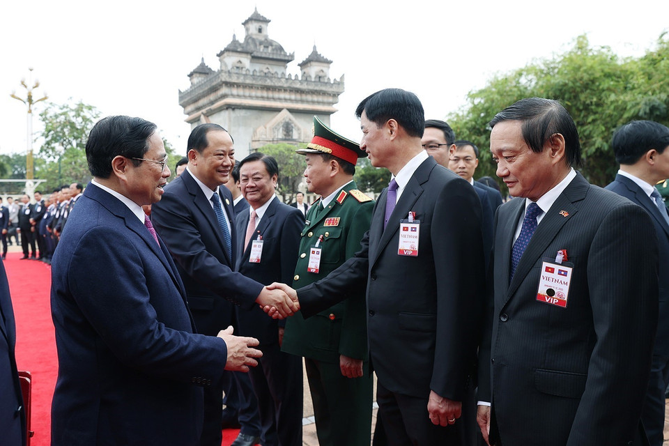 Thủ tướng Phạm Minh Chính giới thiệu các thành viên Đoàn đại biểu cấp cao Việt Nam với Thủ tướng Lào Sonexay Siphandone. (Ảnh: Dương Giang/TTXVN) 