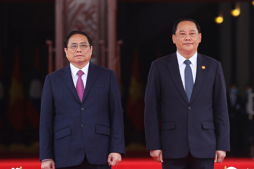 Thủ tướng Phạm Minh Chính và Thủ tướng Lào Sonexay Siphandone tại lễ đón. (Ảnh: Dương Giang/TTXVN)