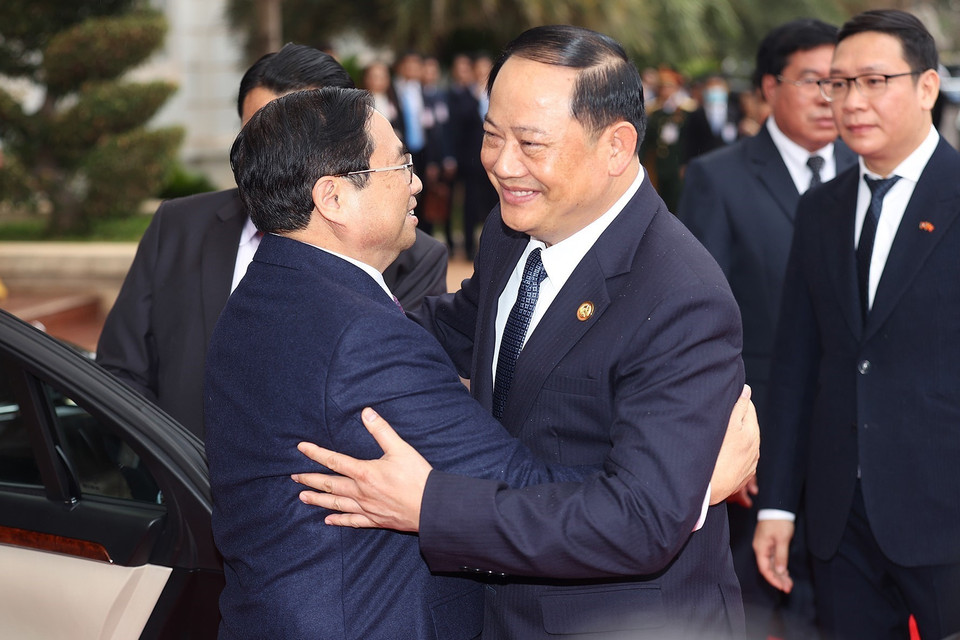 Thủ tướng Lào Sonexay Siphandone đón Thủ tướng Phạm Minh Chính. (Ảnh: Dương Giang/TTXVN)