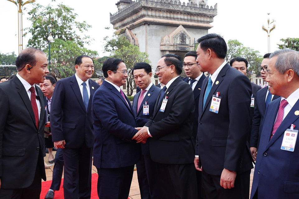 Thủ tướng Lào Sonexay Siphandone giới thiệu các thành viên Đoàn đại biểu cấp cao Lào với Thủ tướng Phạm Minh Chính. (Ảnh: Dương Giang/TTXVN)