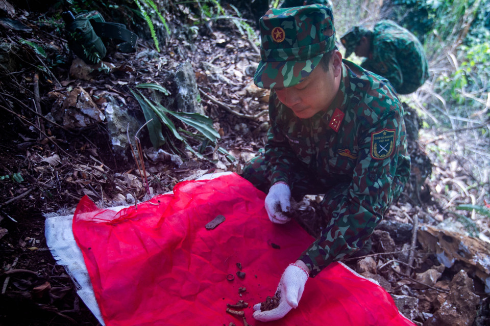 Cẩn thận quy tập những mảnh hài cốt còn sót lại của các liệt sỹ đã nằm lại trên chiến trường Vị Xuyên. (Ảnh: Hoàng Hiếu/TTXVN)
