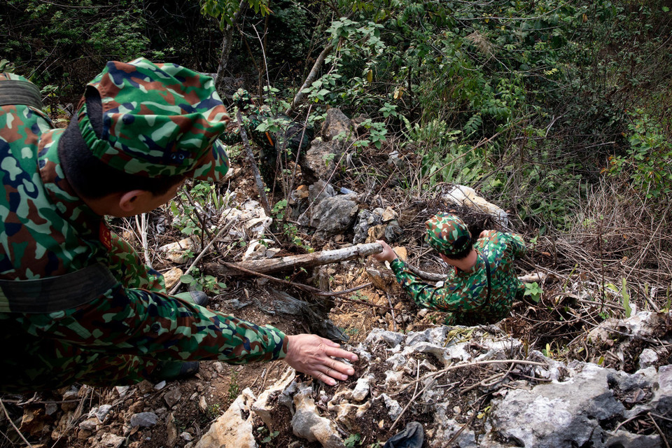 Địa hình hiểm trở gây nhiều khó khăn trong quá trình di chuyển nhưng không thể lay chuyển mong muốn tìm kiếm, đưa đồng đội về sớm nhất của Đội tìm kiếm quy tập hài cốt liệt sỹ Hà Giang. (Ảnh: Hoàng Hiếu/TTXVN)