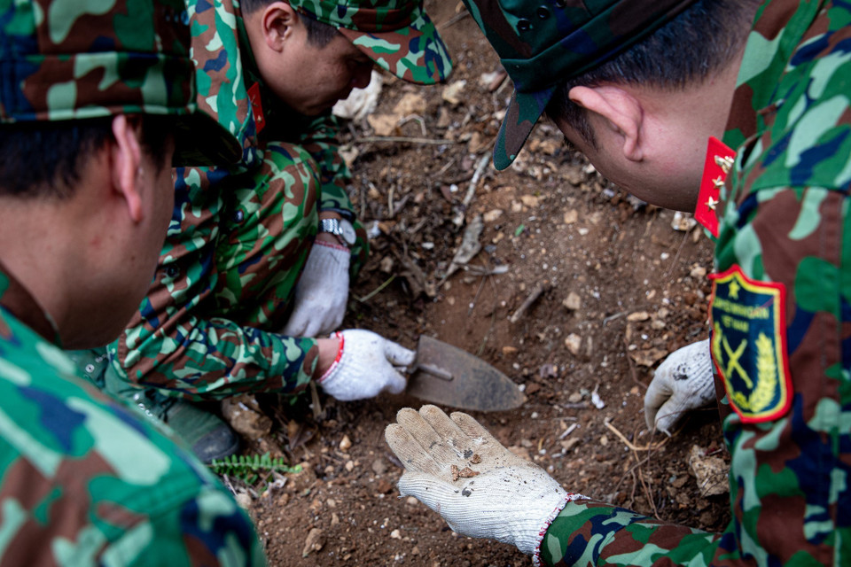Tiểu đội 1 - Đội Tìm kiếm quy tập hài cốt liệt sỹ Hà Giang tìm kiếm được một phần hài cốt của các liệt sỹ đã hy sinh hơn 30 năm trên chiến trường Vị Xuyên. (Ảnh: Hoàng Hiếu/TTXVN) 