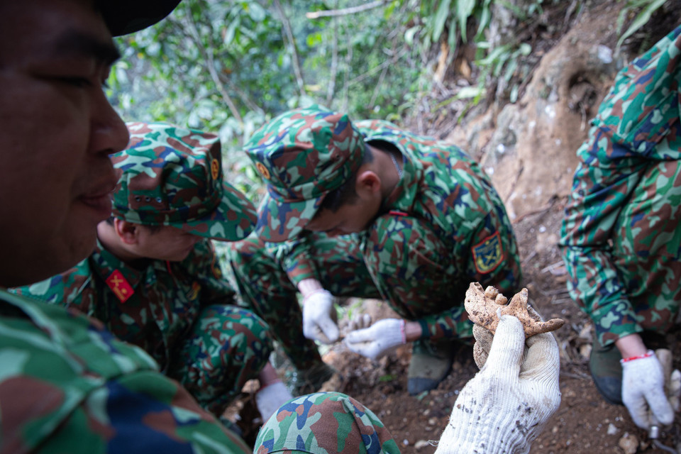 Với sự đồng lòng, nỗ lực của toàn Đội, từ năm 2018 đến nay, đội đã tìm kiếm, quy tập được 119 hài cốt liệt sỹ và 1 mộ tập thể. (Ảnh: Hoàng Hiếu/TTXVN) 