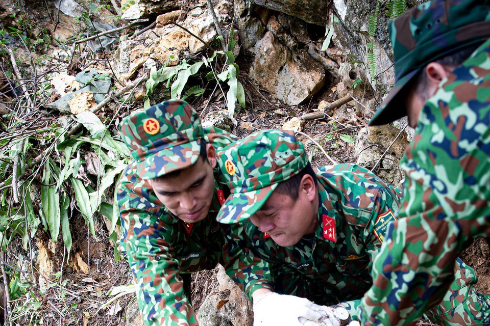 Sau hơn 30 năm, do địa hình, địa vật đã có nhiều thay đổi, với nhiều bom mìn, vật liệu nổ còn sót lại kết hợp với địa hình vốn đã hiểm trở khiến công tác tìm kiếm, quy tập hài cốt liệt sỹ trở nên khó khăn hơn gấp bội phần. (Ảnh: Hoàng Hiếu/TTXVN)