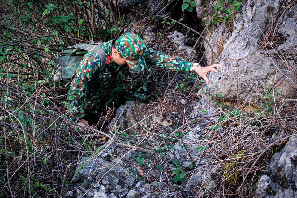 Địa hình hiểm trở gây nhiều khó khăn trong quá trình di chuyển nhưng không thể lay chuyển mong muốn tìm kiếm, đưa đồng đội về sớm nhất của Đội Tìm kiếm quy tập hài cốt liệt sỹ Hà Giang. (Ảnh: Hoàng Hiếu/TTXVN)