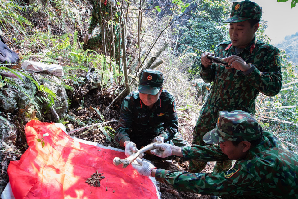 Cẩn thận quy tập những mảnh hài cốt còn sót lại của các liệt sỹ đã nằm lại trên chiến trường Vị Xuyên, sớm đưa các đồng đội trở về. (Ảnh: Hoàng Hiếu/TTXVN)