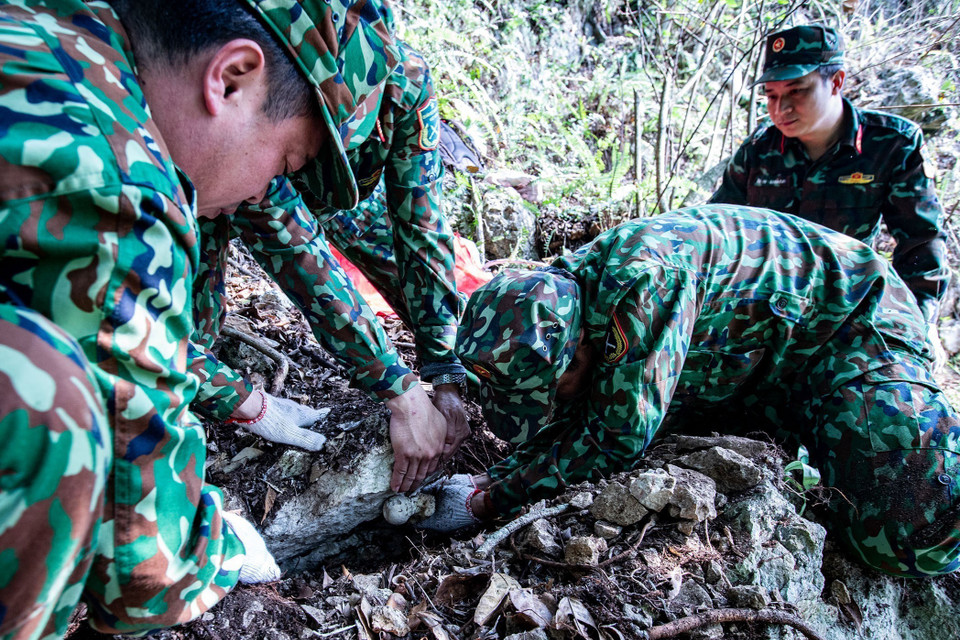 Cùng chung tay, góp sức quy tập hài cốt các liệt sỹ hy sinh trên chiến trường Vị Xuyên. (Ảnh: Hoàng Hiếu/TTXVN)