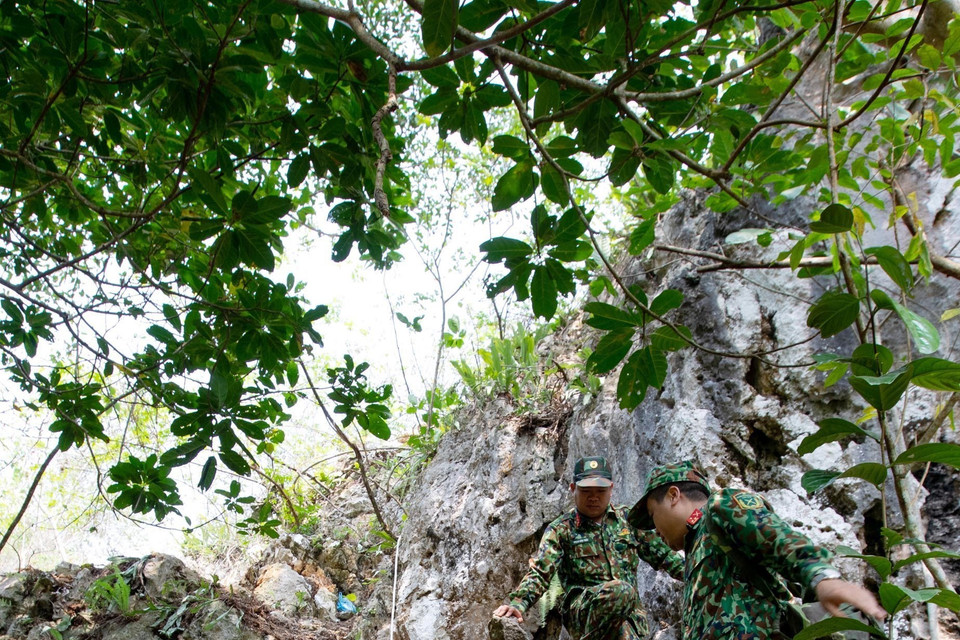 Những vách núi cheo leo gây rất nhiều khó khăn cho đội tìm kiếm quy tập hài cốt liệt sỹ Hà Giang khi tìm kiếm đồng đội. (Ảnh: Hoàng Hiếu/TTXVN)