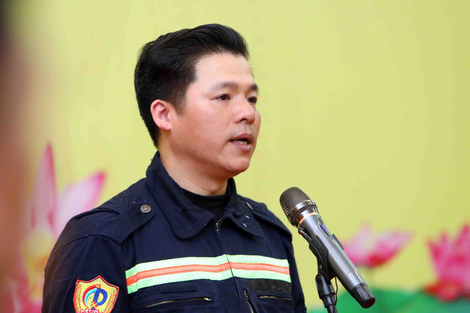 Đại tá Nguyễn Minh Khương, Phó Cục trưởng Cục Cảnh sát Phòng cháy chữa cháy và cứu nạn cứu hộ, Trưởng đoàn công tác tìm kiếm cứu nạn và cứu hộ Bộ Công an tại Thổ Nhĩ Kỳ phát biểu. (Ảnh: Phạm Kiên/TTXVN)