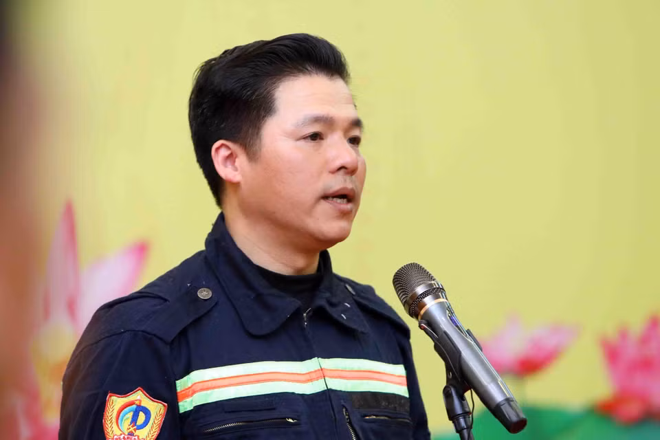 Đại tá Nguyễn Minh Khương, Phó Cục trưởng Cục Cảnh sát Phòng cháy chữa cháy và cứu nạn cứu hộ, Trưởng đoàn công tác tìm kiếm cứu nạn và cứu hộ Bộ Công an tại Thổ Nhĩ Kỳ phát biểu. (Ảnh: Phạm Kiên/TTXVN)