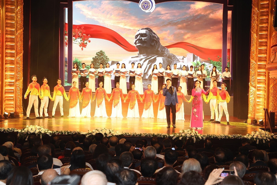 Chương trình nghệ thuật chào mừng lễ kỷ niệm. (Ảnh: Trí Dũng/TTXVN)