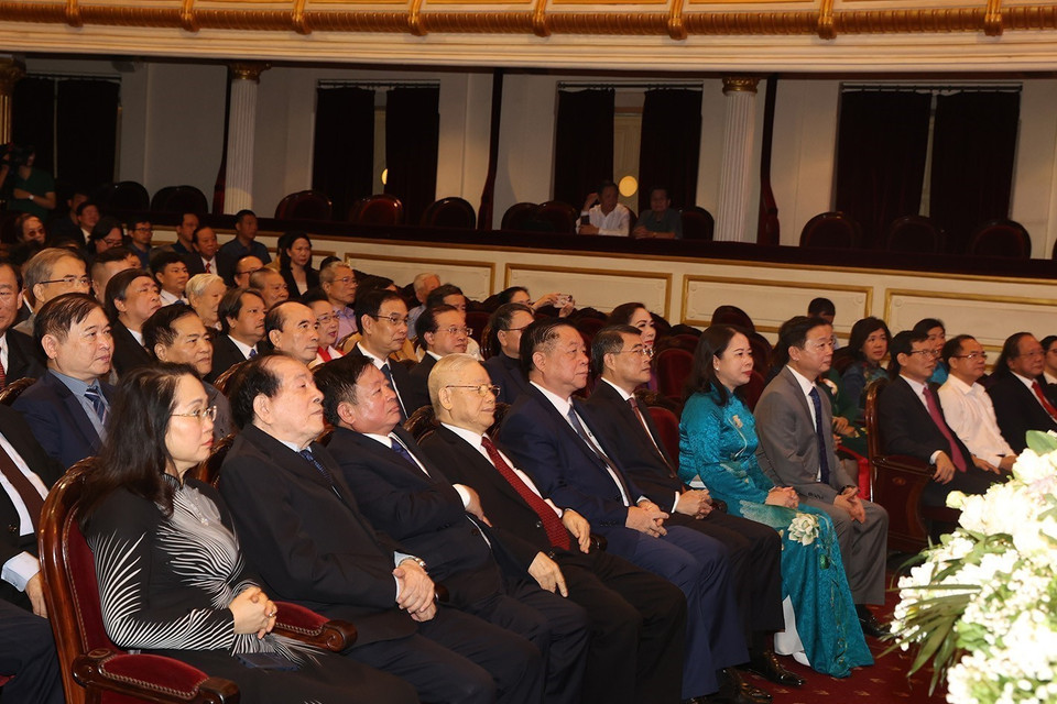 Tổng Bí thư Nguyễn Phú Trọng với các đại biểu tham dự lễ kỷ niệm. (Ảnh: Trí Dũng/TTXVN)