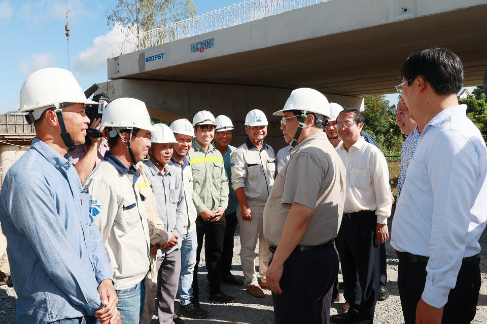 Thủ tướng Phạm Minh Chính với công nhân thi công Dự án nâng cấp Quốc lộ 30 đoạn Cao Lãnh- Hồng Ngự. (Ảnh: Dương Giang/TTXVN)