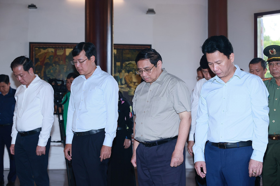 Thủ tướng Phạm Minh Chính và đoàn công tác dâng hương viếng Mộ Cụ Phó Bảng Nguyễn Sinh Sắc. (Ảnh: Dương Giang/TTXVN)