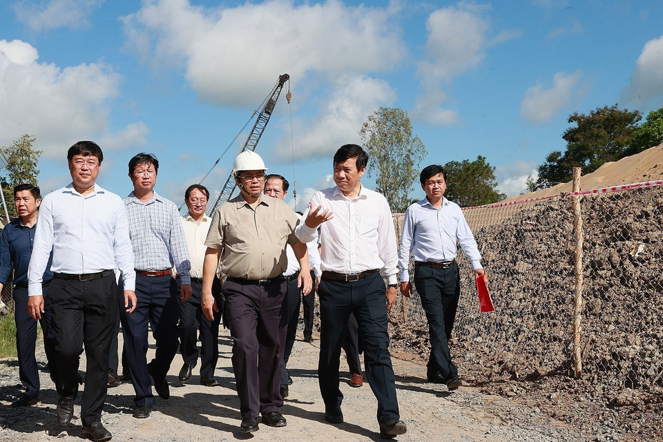 Sáng cùng ngày, tại Đồng Tháp, Thủ tướng Phạm Minh Chính đến kiểm tra tiến độ thi công một số dự án giao thông trọng điểm tại tỉnh Đồng Tháp. (Ảnh: Dương Giang/TTXVN).