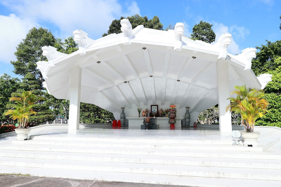 Sáng 13/8/2023, tại tỉnh Đồng Tháp, Thủ tướng Phạm Minh Chính đến dâng hương viếng mộ Cụ Phó Bảng Nguyễn Sinh Sắc, thân sinh Chủ tịch Hồ Chí Minh tại Khu Di tích Nguyễn Sinh Sắc. (Ảnh: Dương Giang/TTXVN)