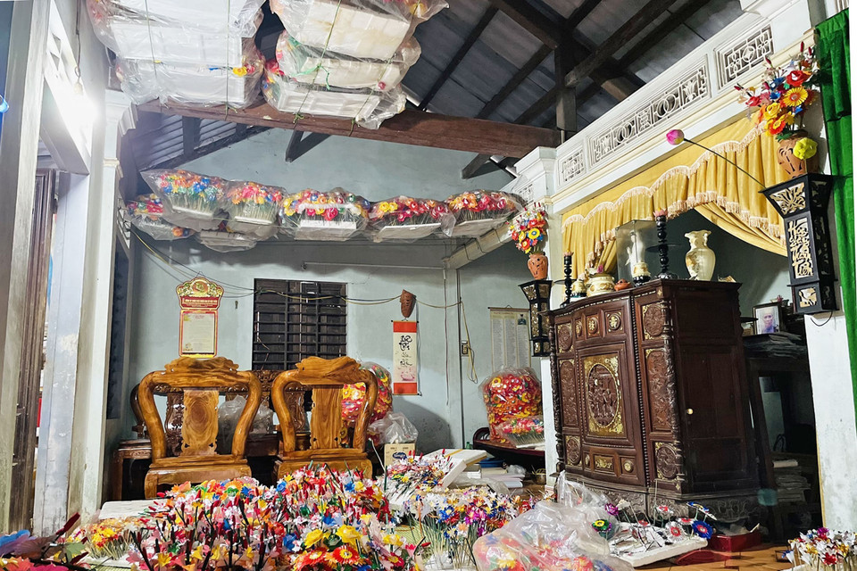 Sắc màu hoa giấy tràn ngập trong các ngôi nhà của người dân làng hoa giấy Thanh Tiên dịp cận Tết. (Ảnh: Mai Trang/TTXVN)