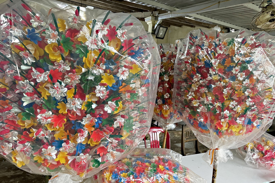 Hàng chục, hàng trăm cành hoa giấy Thanh Tiên được kết thành cành lớn và đưa đi bán tại các chợ, đường phố trong thành phố Huế. (Ảnh: Mai Trang/TTXVN) 