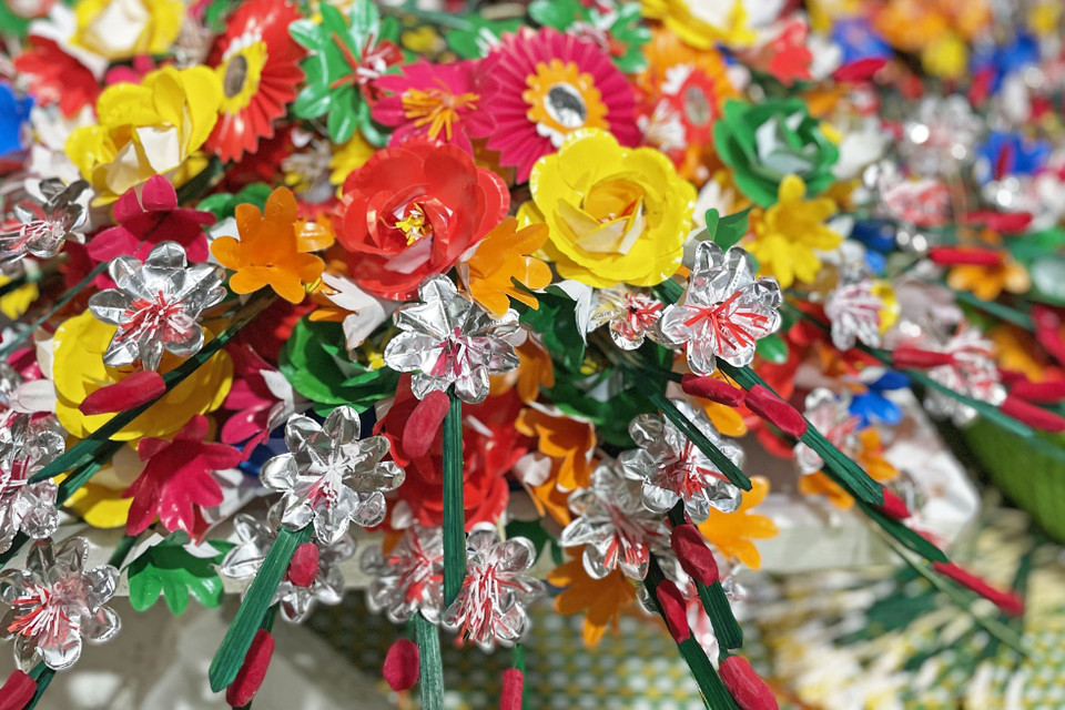  Hoa giấy Thanh Tiên mang ý nghĩa Tam Cương-Ngũ Thường, ba cành hoa ở giữa tượng trưng cho Trung-Hiếu-Nghĩa; trong đó, luôn có một chiếc hoa màu vàng hoặc đỏ được làm to nhất tượng trưng cho đấng minh quân. Năm bông hoa hai bên tượng trưng cho Nhân-Lễ-Nghĩa-Trí-Tín. (Ảnh: Mai Trang/TTXVN)