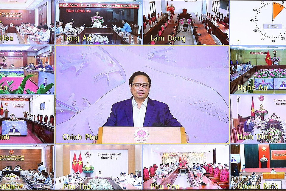 Thủ tướng Phạm Minh Chính chủ trì phiên họp trực tuyến tại điểm cầu Chính phủ. (Ảnh: Dương Giang/TTXVN)