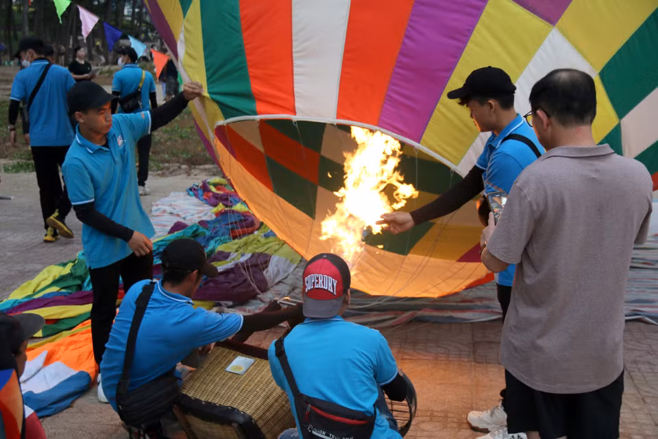 Ngay từ sáng sớm, Ban Tổ chức đã triển khai bay khinh khí cầu tại bãi biển Đồi Dương, thành phố Phan Thiết. (Ảnh: Nguyễn Thanh/TTXVN)