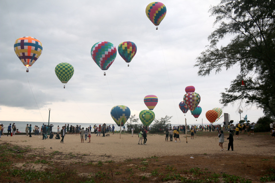 Ngày hội khinh khí cầu thu hút hàng nghìn người dân và du khách. (Ảnh: Nguyễn Thanh/TTXVN)