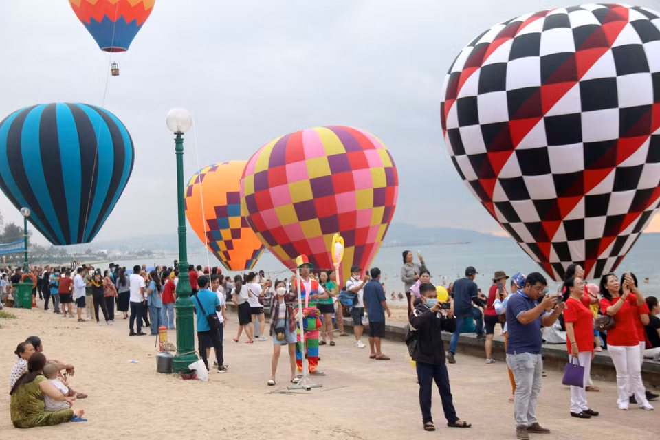 25 khinh khí cầu đủ màu sắc tạo nên không khí náo nhiệt tại bãi biển Đồi Dương, thành phố Phan Thiết. (Ảnh: Nguyễn Thanh/TTXVN)