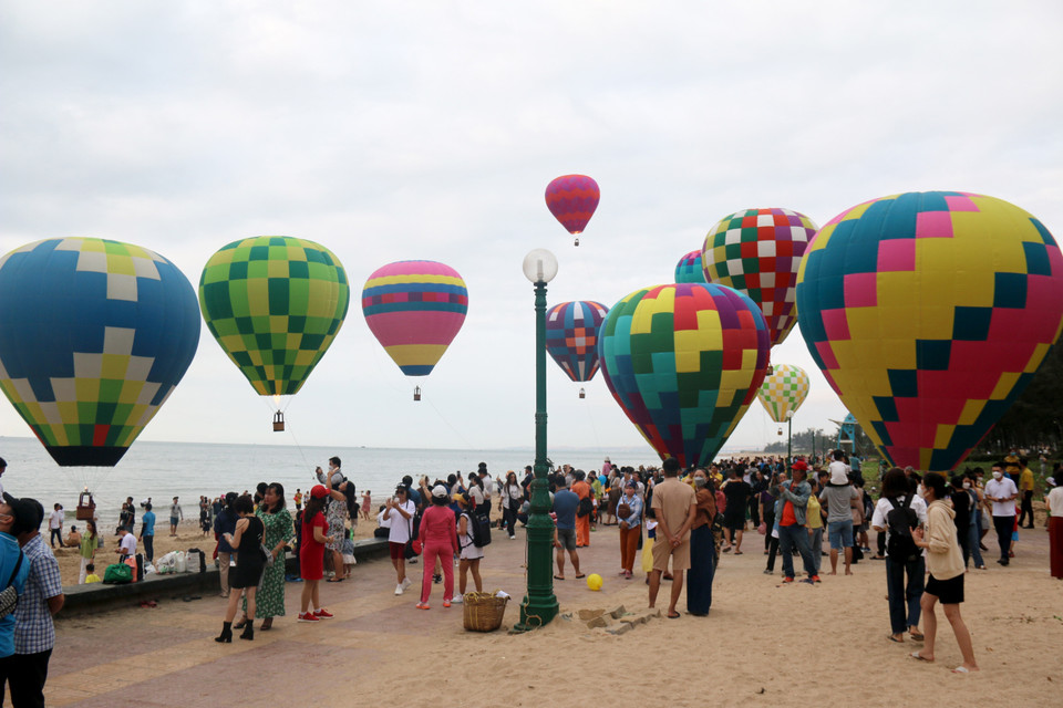 Hàng nghìn người dân và du khách tập trung về bãi biển Đồi Dương, thành phố Phan Thiết để ngắm nhìn hình ảnh độc đáo của Ngày hội khinh khí cầu. (Ảnh: Nguyễn Thanh/TTXVN)
