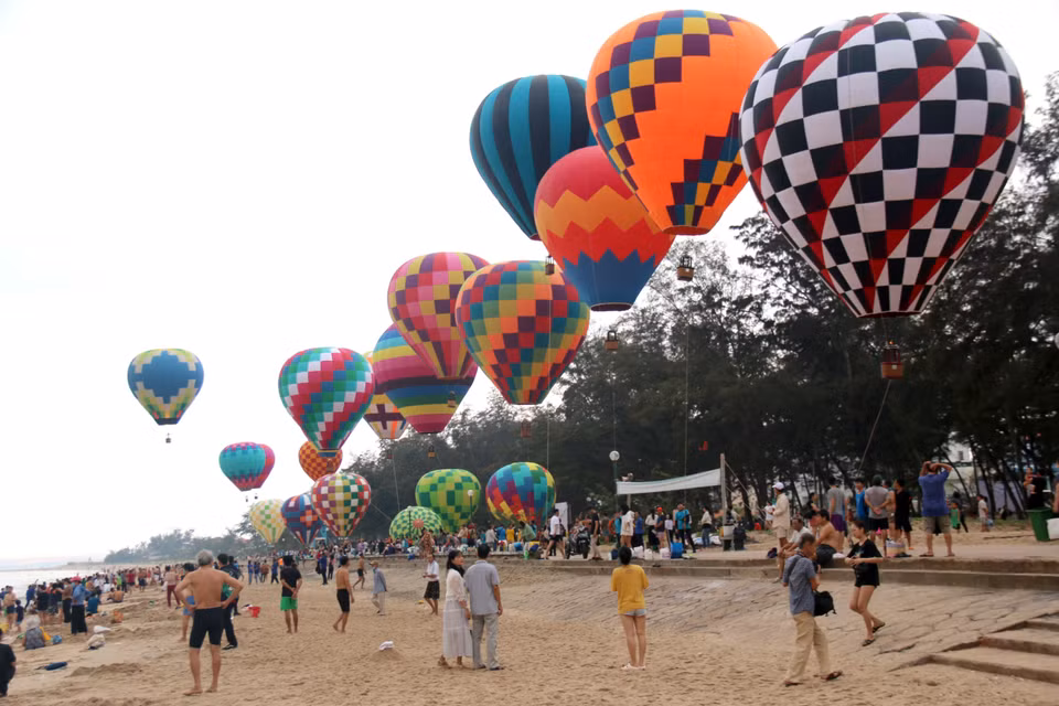 Hàng nghìn người dân và du khách tập trung về bãi biển Đồi Dương, thành phố Phan Thiết để ngắm nhìn hình ảnh độc đáo của Ngày hội khinh khí cầu. (Ảnh: Nguyễn Thanh/TTXVN)