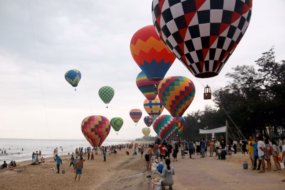 Ngày hội khinh khí cầu chào mừng sự kiện Năm Du lịch quốc gia 2023 Bình Thuận - Hội tụ xanh. (Ảnh: Nguyễn Thanh/TTXVN)