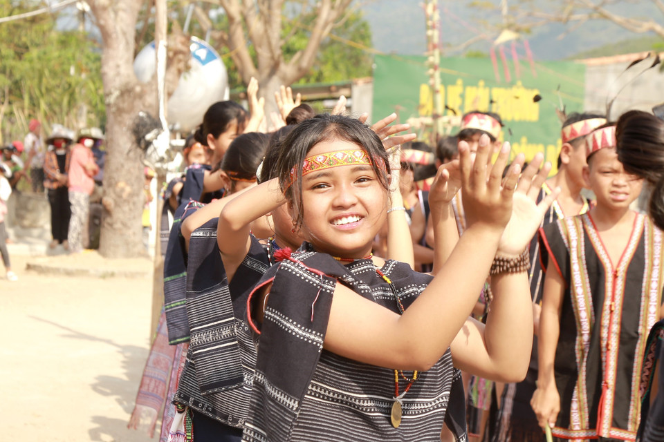 Cô bé Đinh Thị Đin với điệu xoang huyền ảo. (Ảnh: Quang Thái/TTXVN)