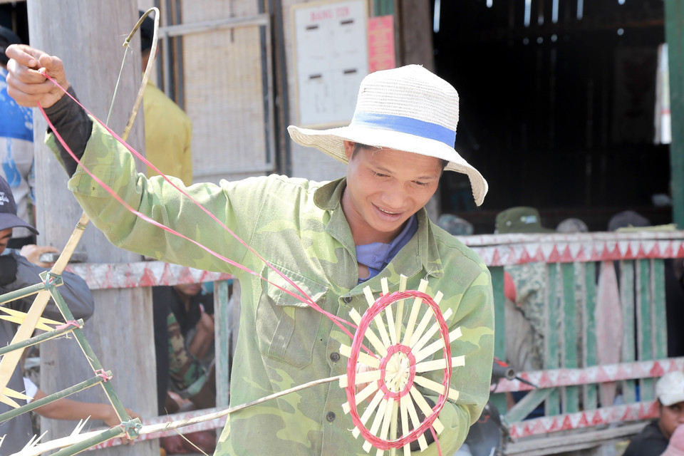 Lễ cúng sân còn có ý nghĩa bảo vệ cảnh quan môi trường, giữ gìn nguồn nước sạch cho dân làng. (Ảnh: Quang Thái/TTXVN)