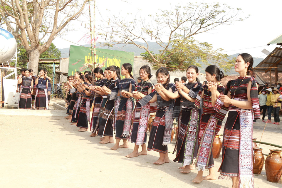 Đội xoang nữ của làng Prăng vui hội Sơmă Kơcham. (Ảnh: Quang Thái/TTXVN)