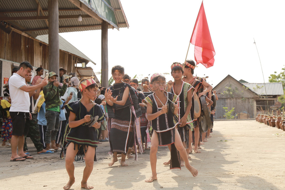 Đội chiêng nhí góp vui trong lễ Sơmă Kơcham. (Ảnh: Quang Thái/TTXVN)